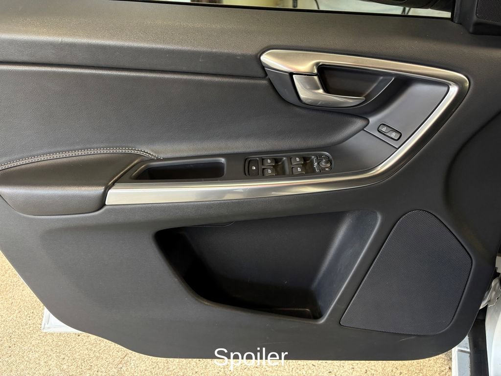 Used 2017 Volvo XC60 T6 R-Design w/ Protection Package image 12