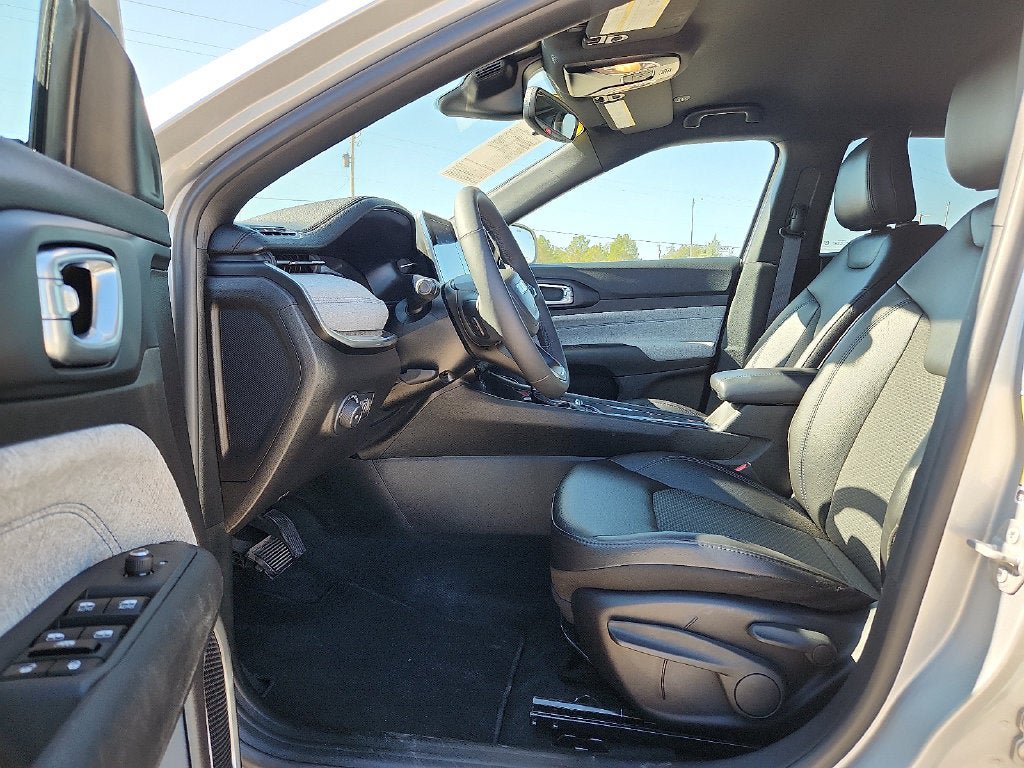 Used 2025 Jeep Compass Latitude AWD/4WD image 20
