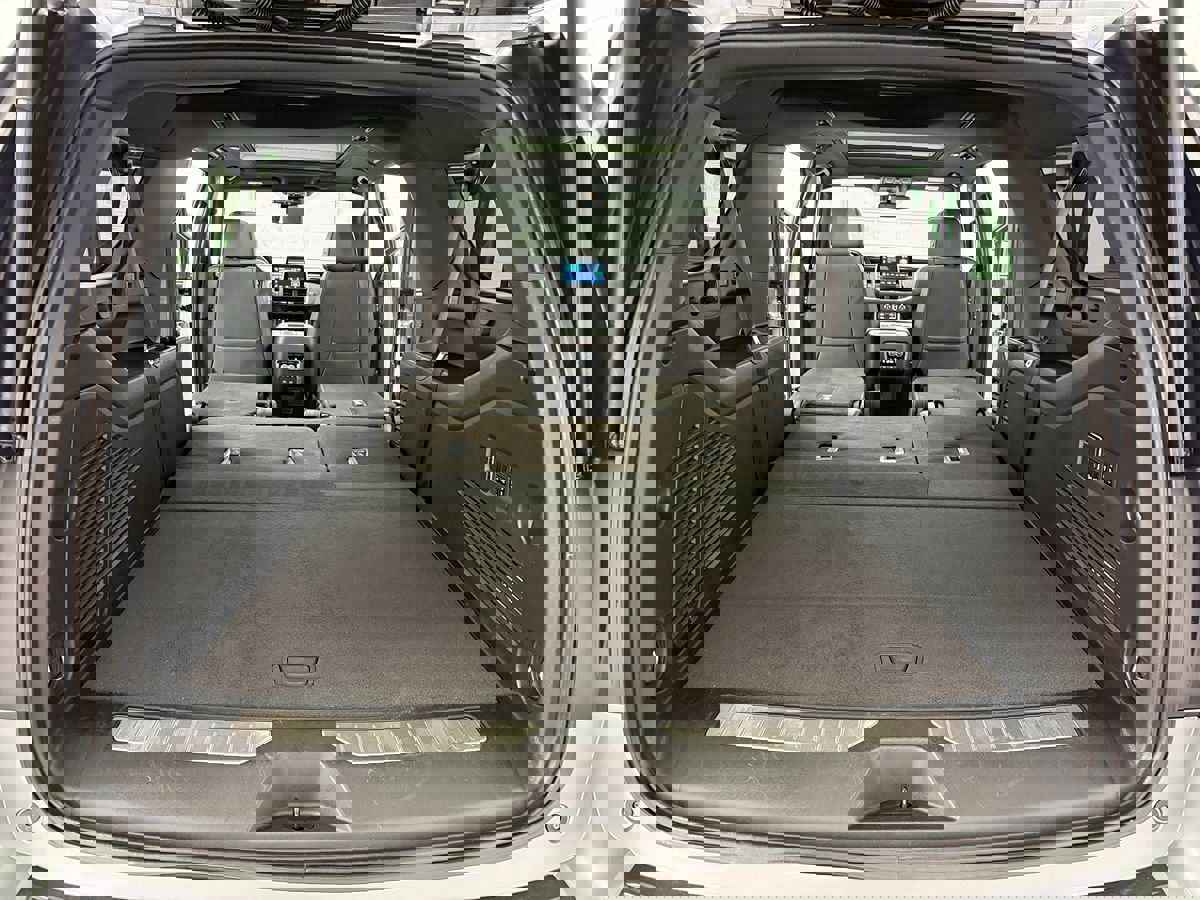 Used 2024 Chevrolet Suburban RST w/ Luxury Package image 36