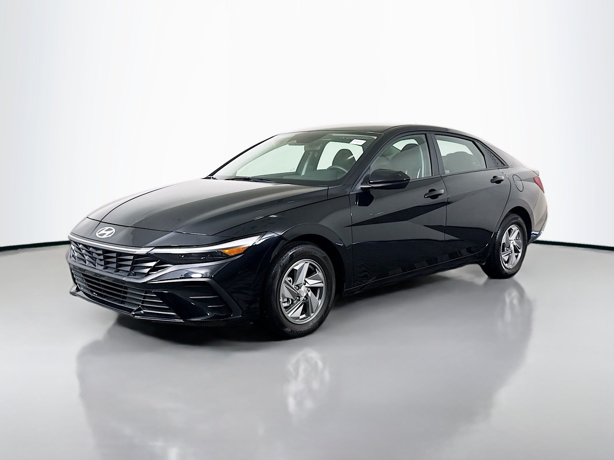 Used 2025 Hyundai Elantra SE FWD image 4
