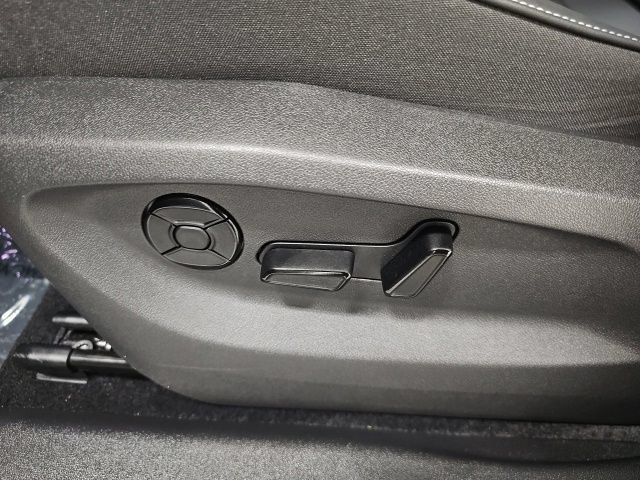 Used 2025 Volkswagen Tiguan SE AWD/4WD image 16