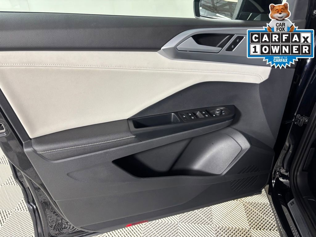 Used 2025 Volkswagen Taos SE AWD/4WD image 11