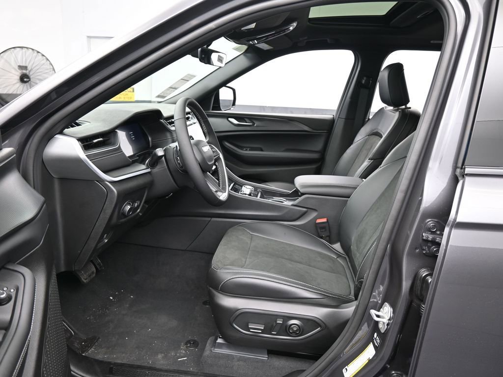 New 2025 Jeep Grand Cherokee Altitude image 12