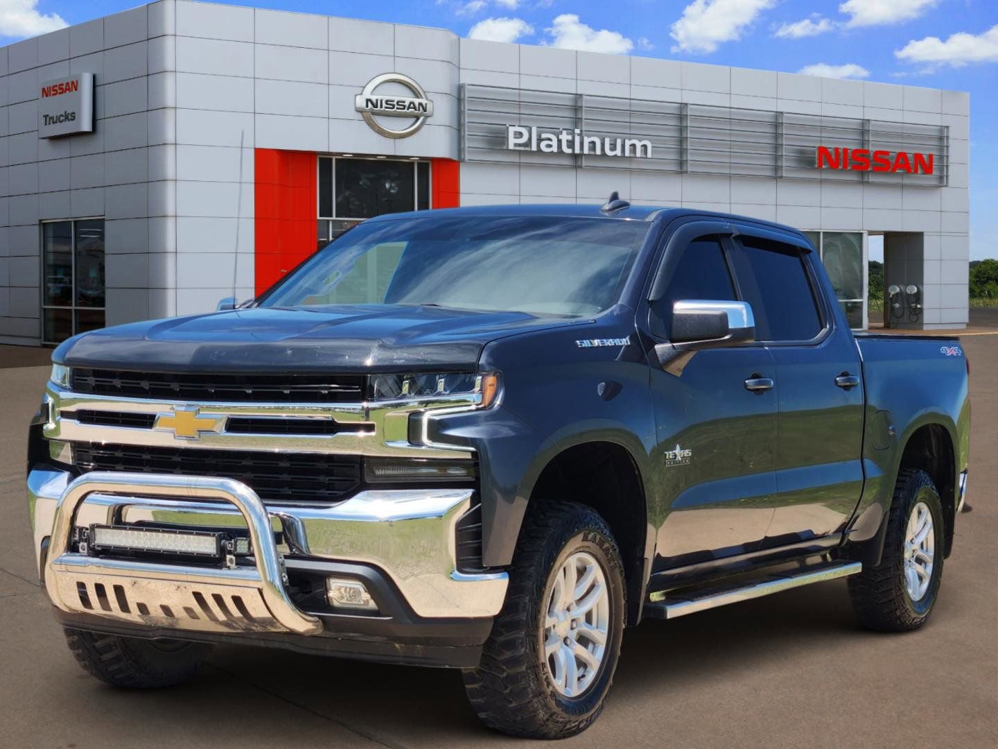 Used 2021 Chevrolet Silverado 1500 LT AWD/4WD image 2