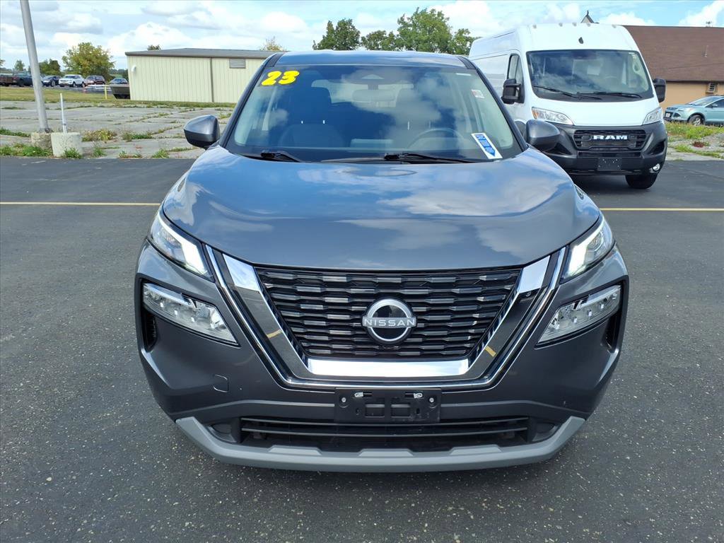 Used 2023 Nissan Rogue SV image 2