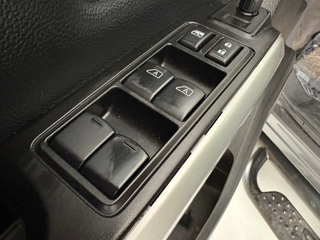 Used 2024 Nissan Titan SV AWD/4WD image 24