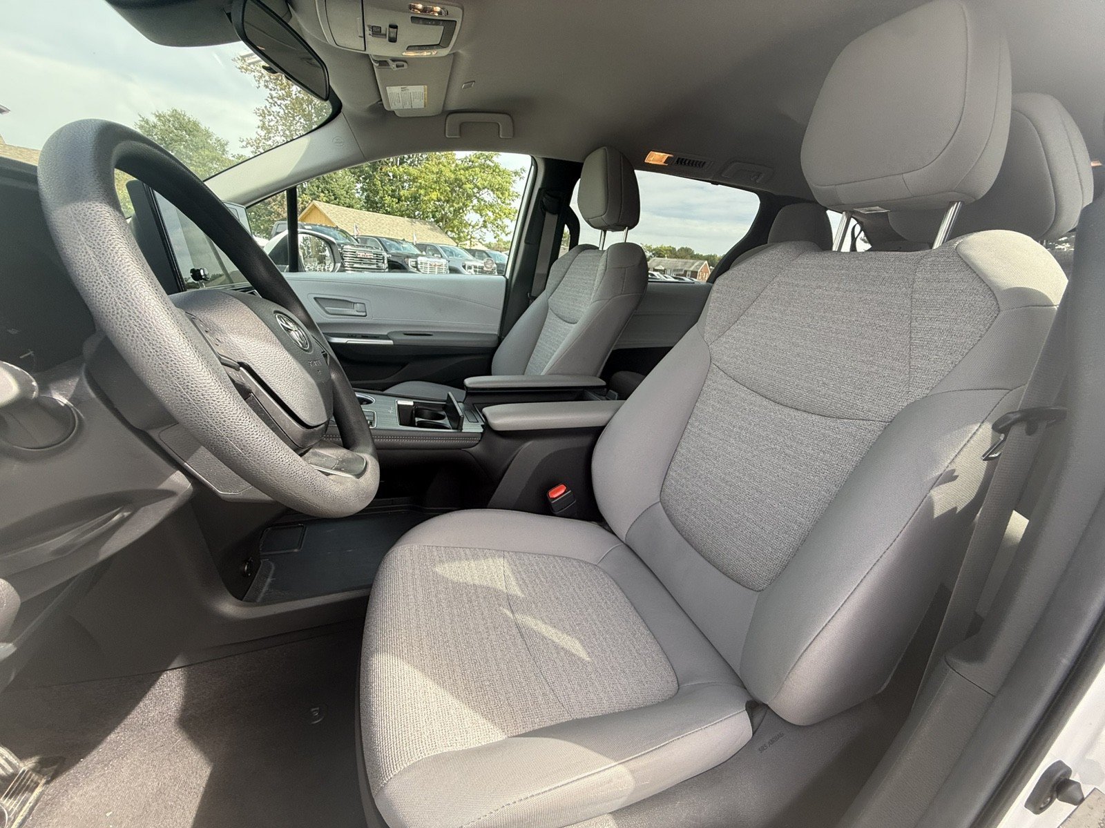 Used 2025 Toyota Sienna LE FWD image 9