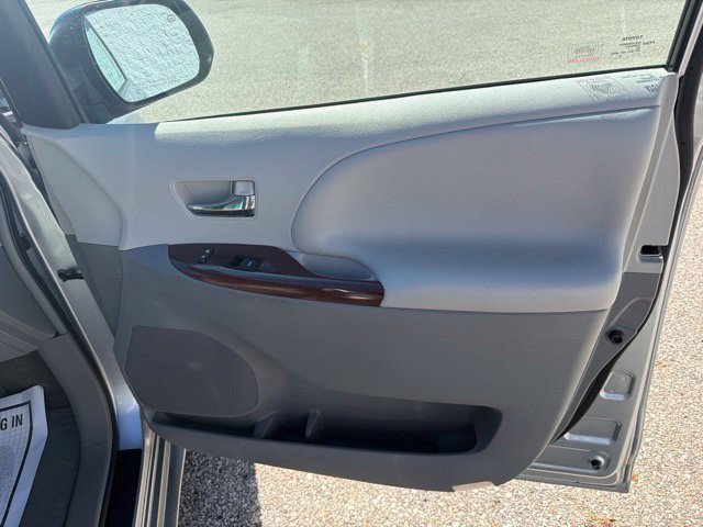 Used 2012 Toyota Sienna XLE w/ Entertainment Pkg FWD image 20