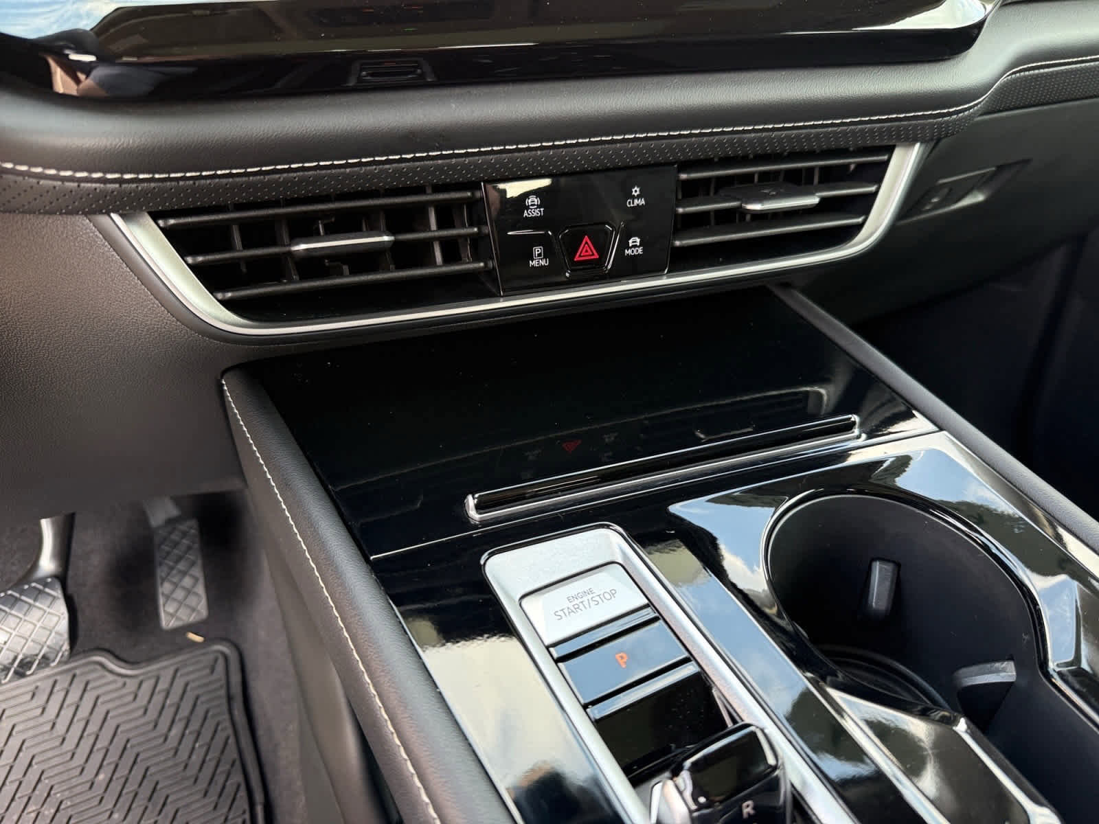 Used 2024 Volkswagen Atlas SE image 18