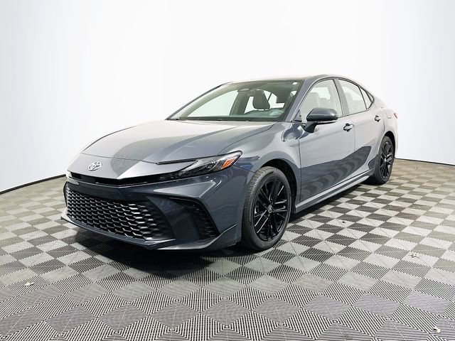 Used 2025 Toyota Camry SE image 4