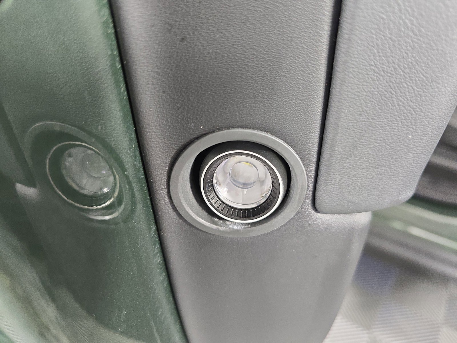 Used 2024 Rivian R1S Adventure image 32