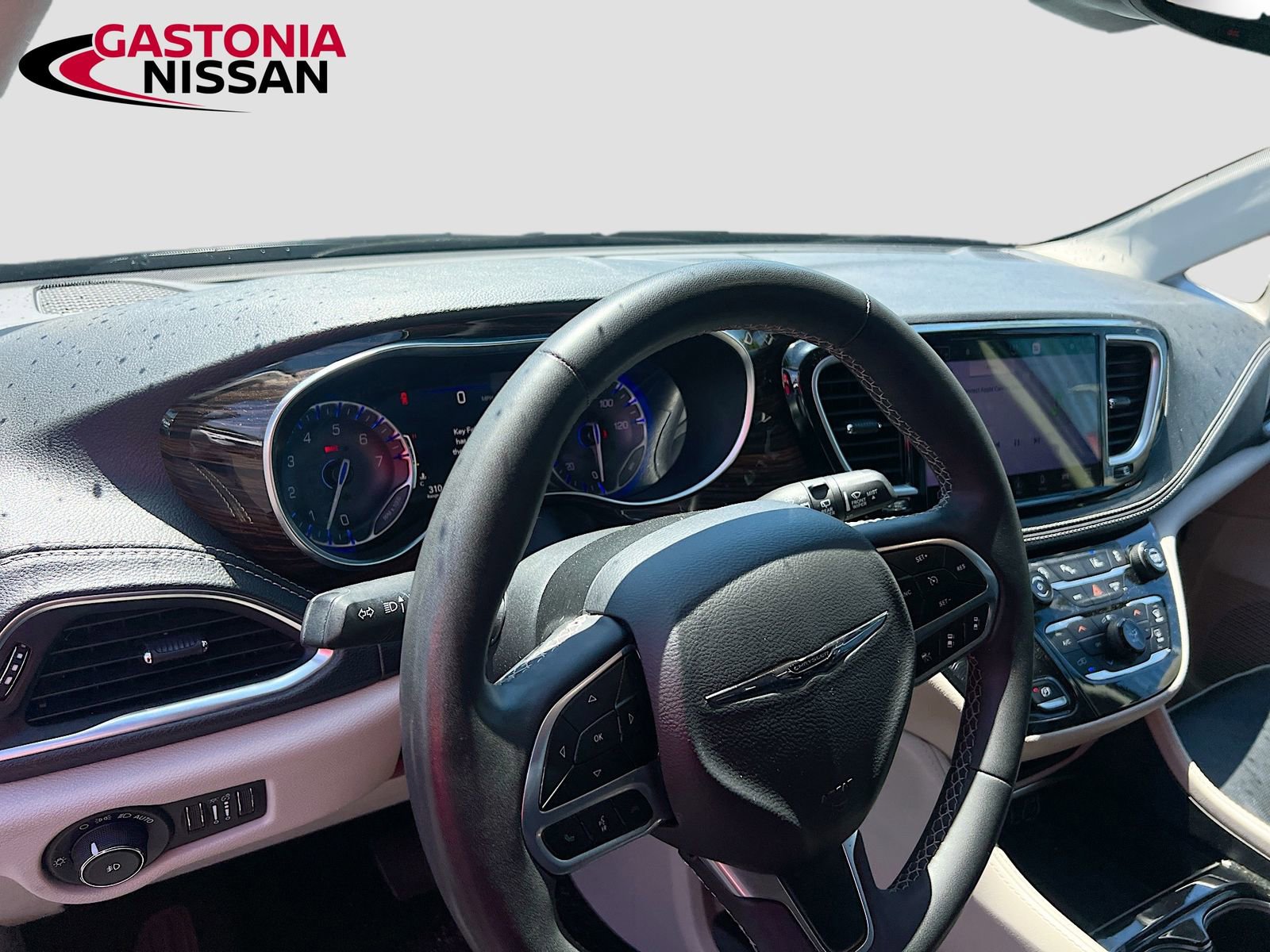 Used 2023 Chrysler Pacifica Limited FWD image 11