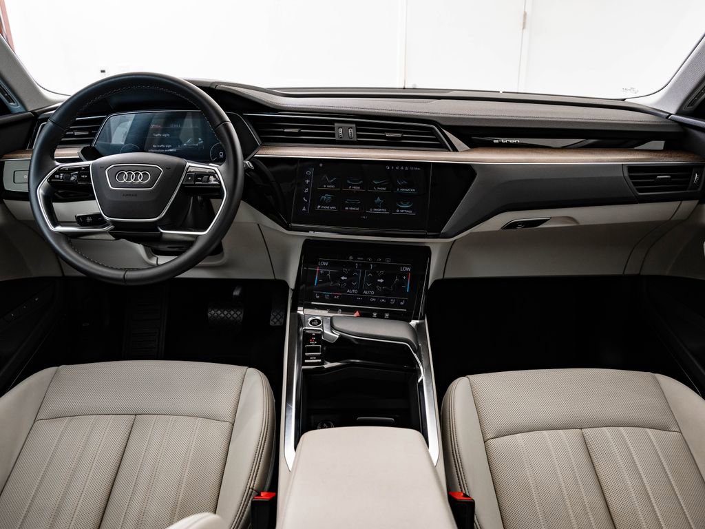 Used 2022 Audi e-tron Premium Plus w/ Premium Plus Package image 34