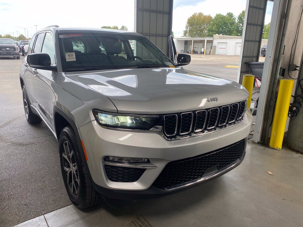 Used 2024 Jeep Grand Cherokee Limited w/ Trailer Tow Package AWD/4WD image 1