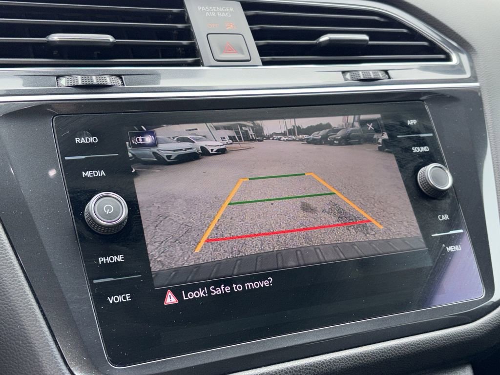 Certified 2022 Volkswagen Tiguan SE R-Line image 8
