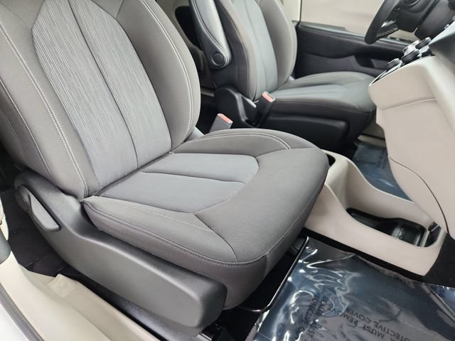 Used 2022 Chrysler Voyager LX FWD image 24