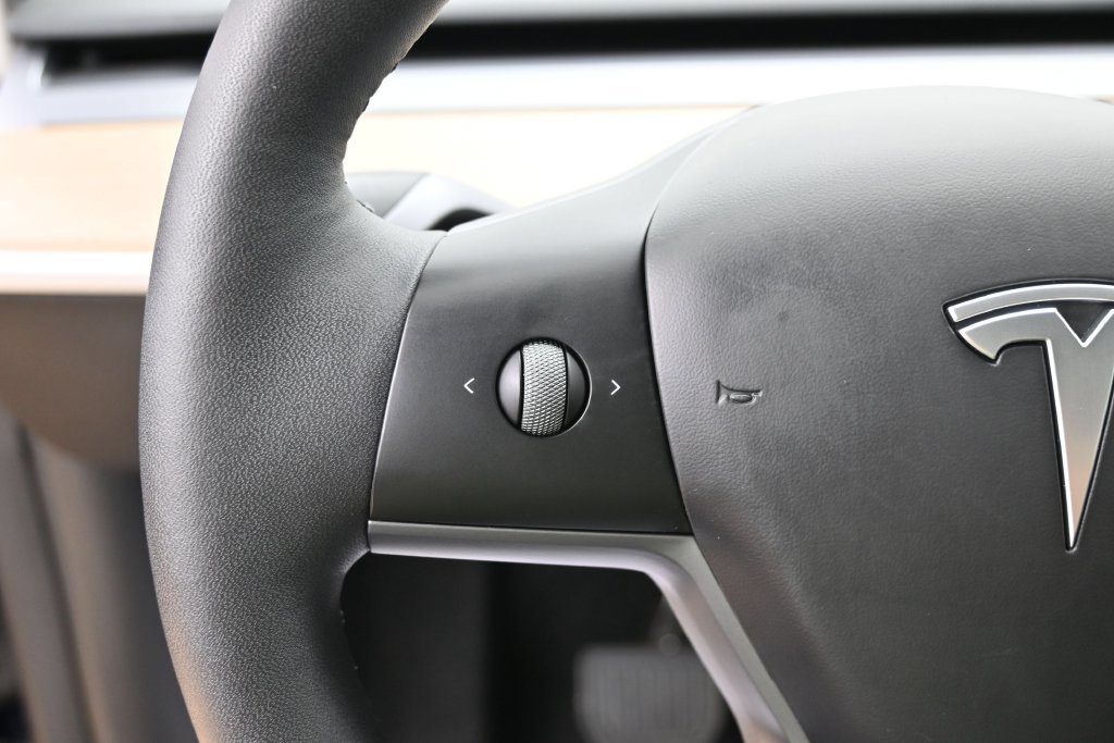 Used 2025 Tesla Model Y Long Range RWD image 17