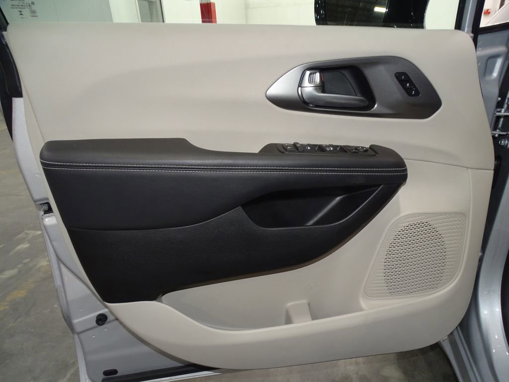 Used 2024 Chrysler Pacifica Touring-L image 17