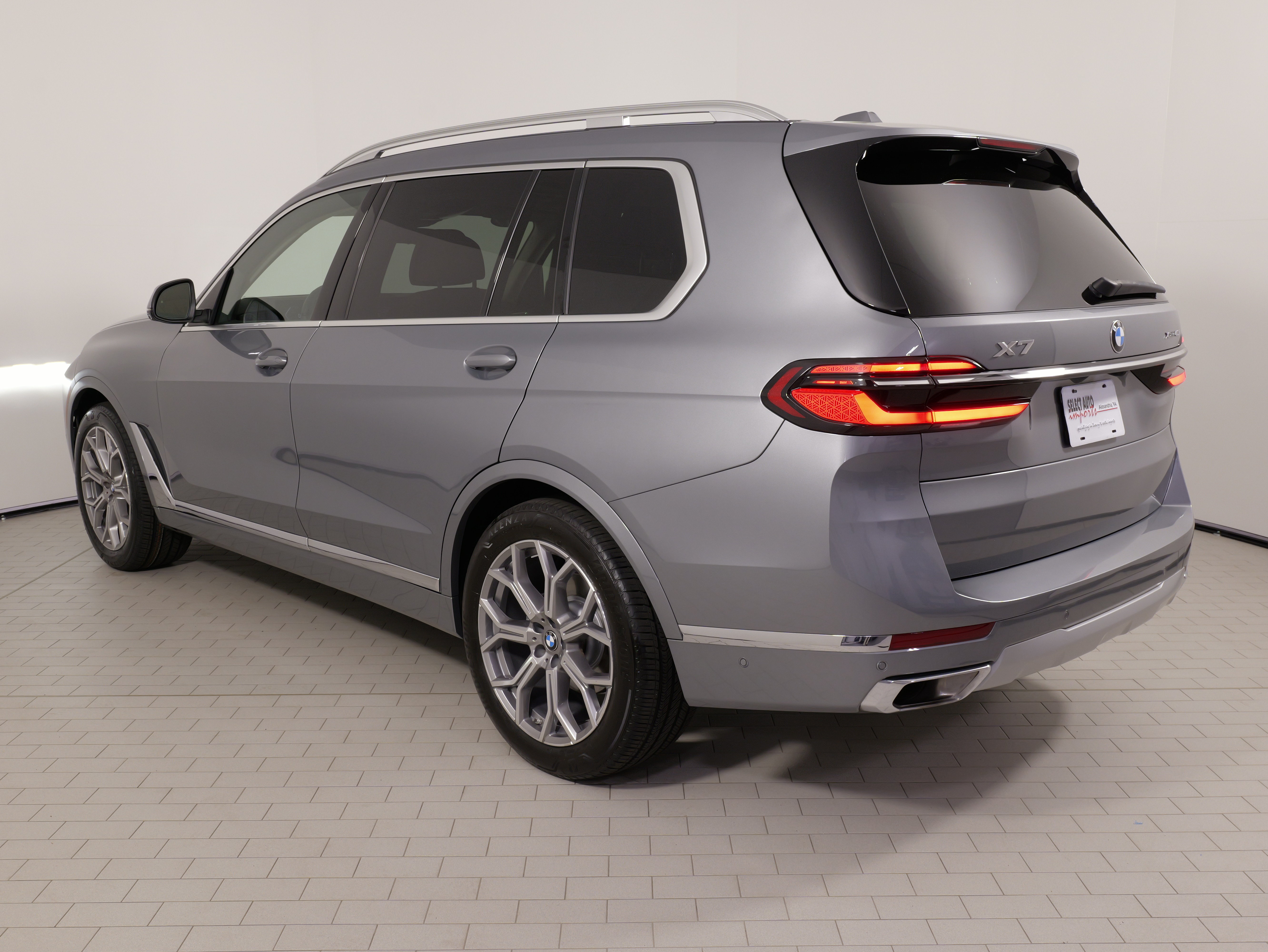 Used 2025 BMW X7 xDrive40i w/ Premium Package AWD/4WD image 14