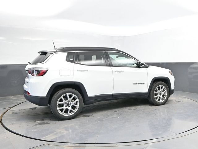 Used 2025 Jeep Compass Limited AWD/4WD image 2