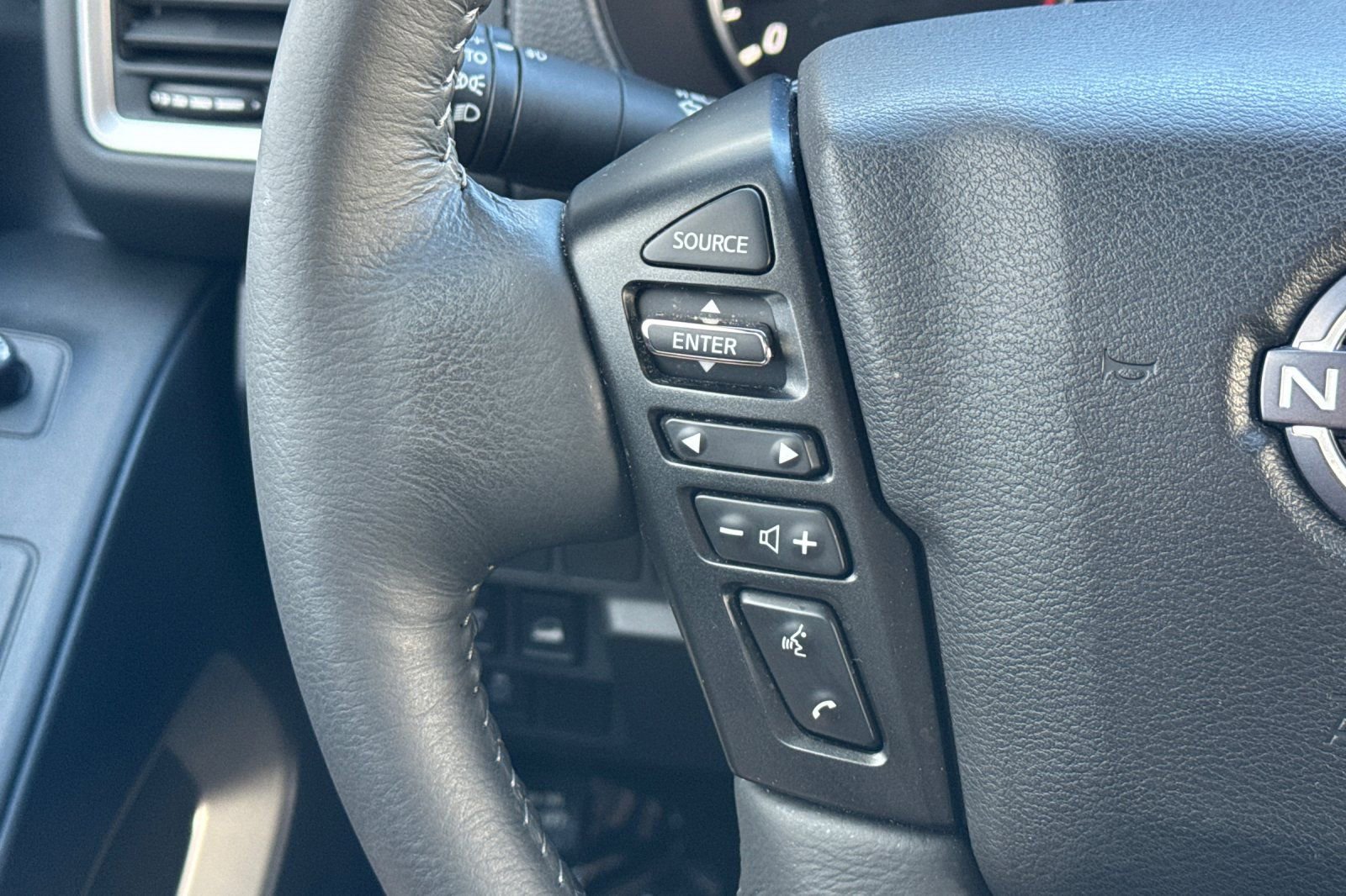 Used 2024 Nissan Frontier SL w/ Technology Package image 27