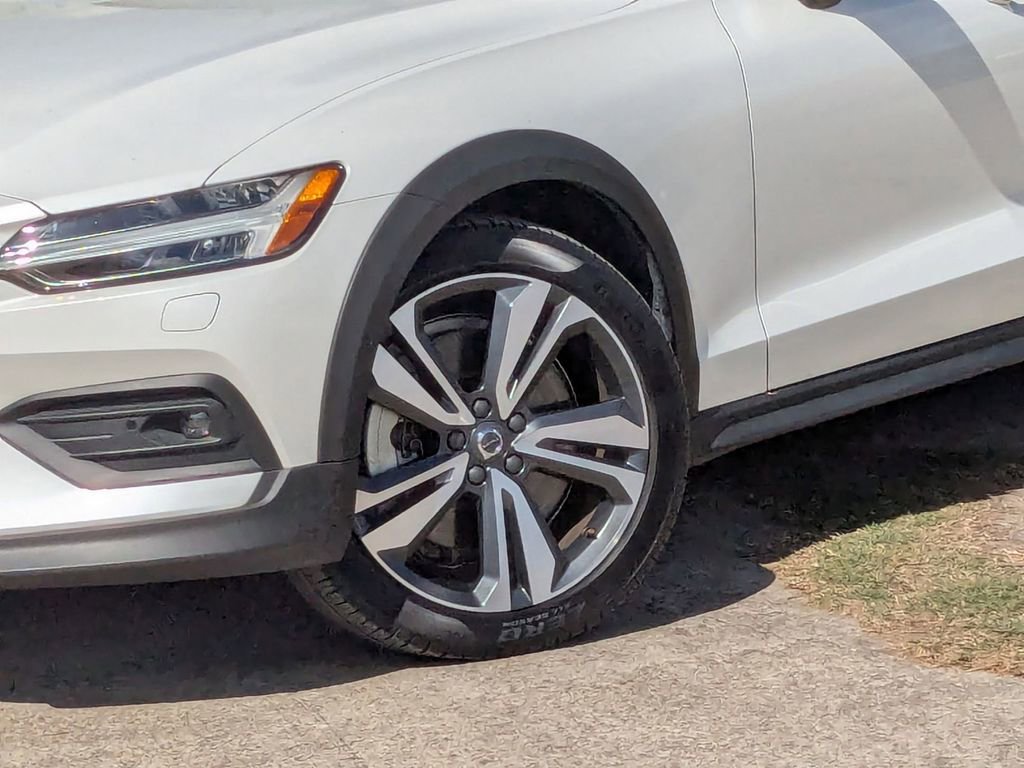 Used 2025 Volvo V60 B5 Cross Country Plus image 32