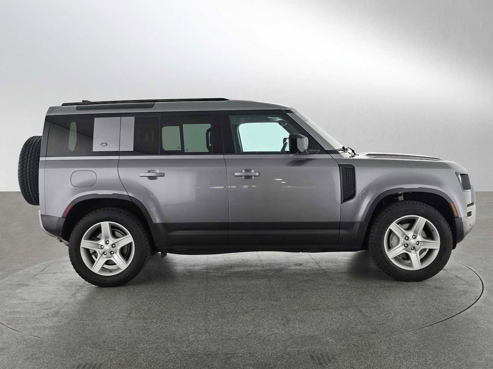 Used 2022 Land Rover Defender 110 SE image 8