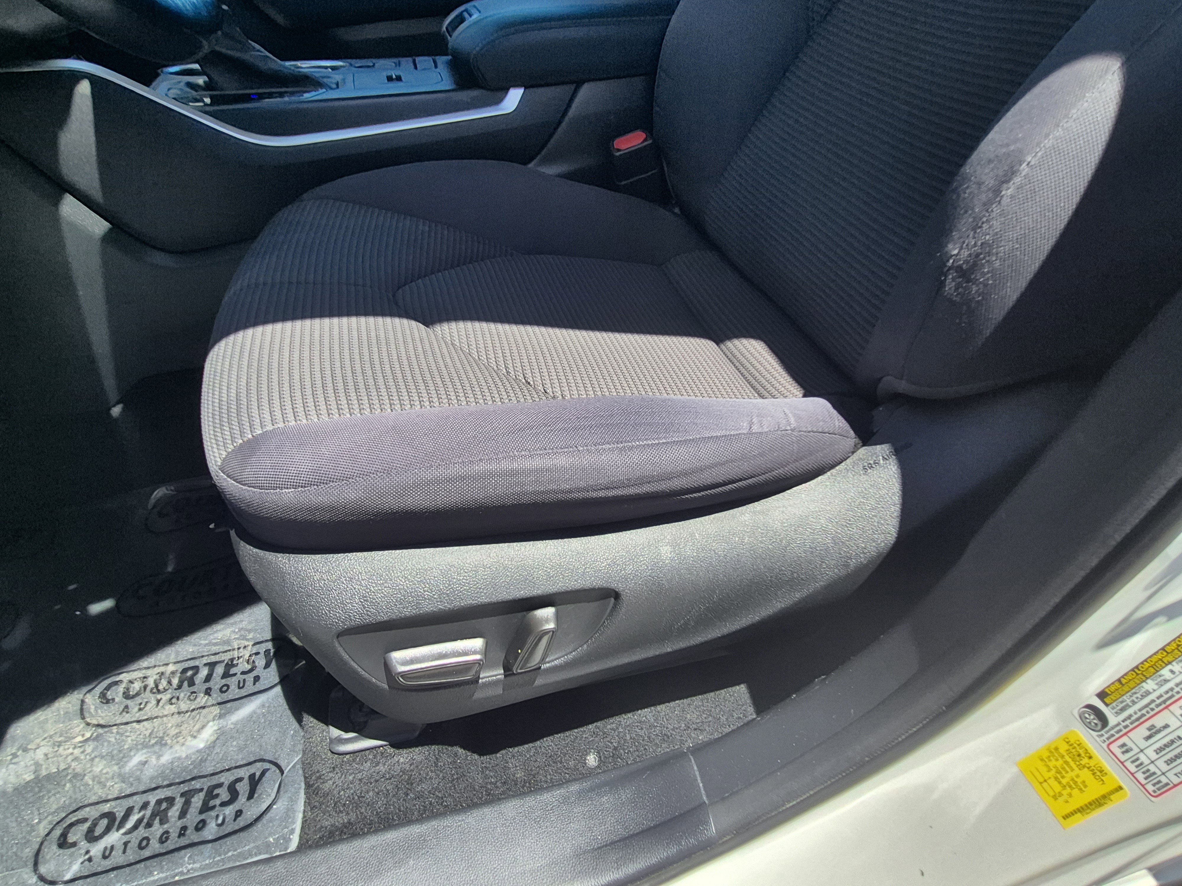 Used 2021 Toyota Highlander LE FWD image 21