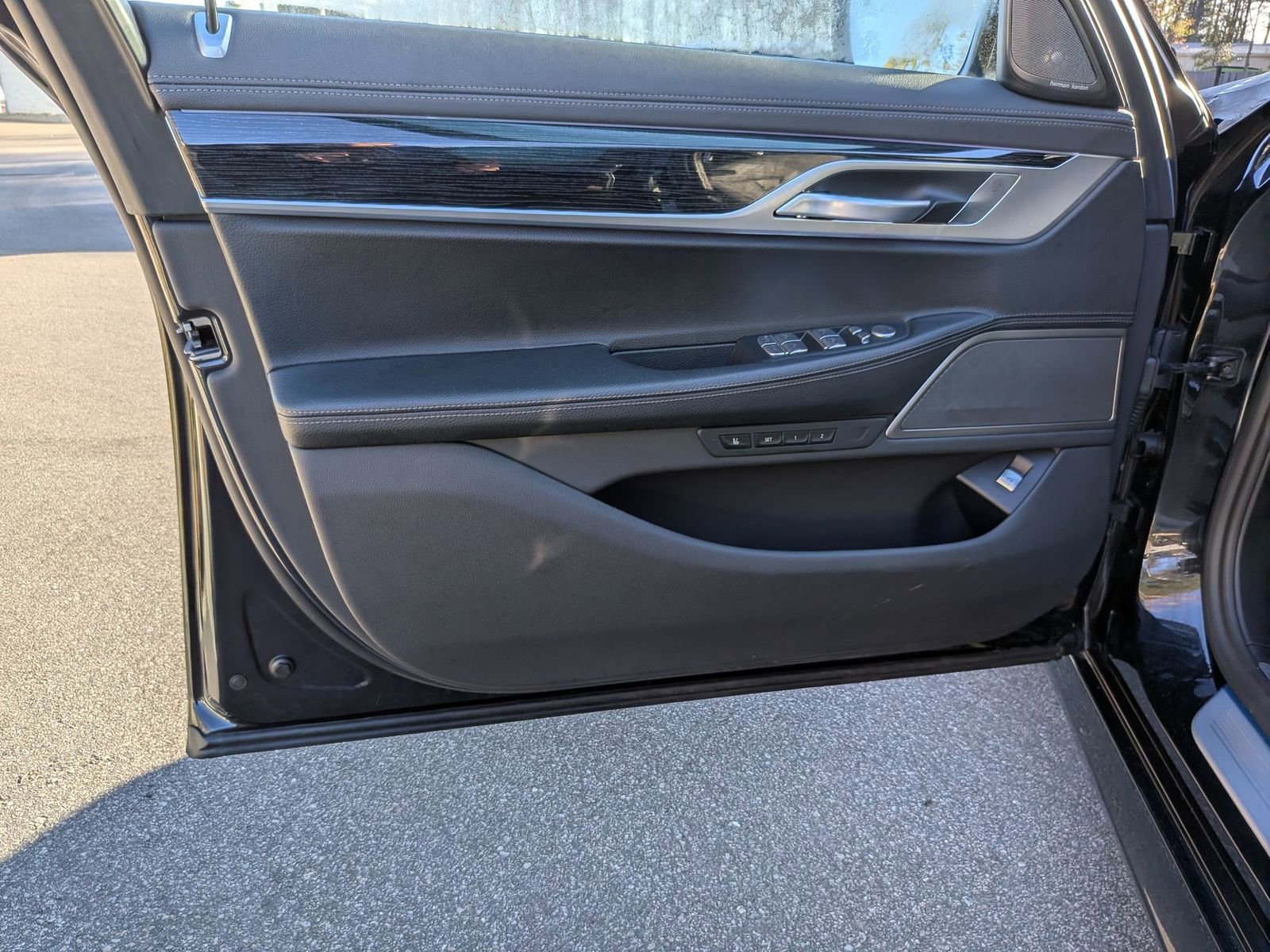 Used 2022 BMW 740i xDrive w/ M Sport Package image 12