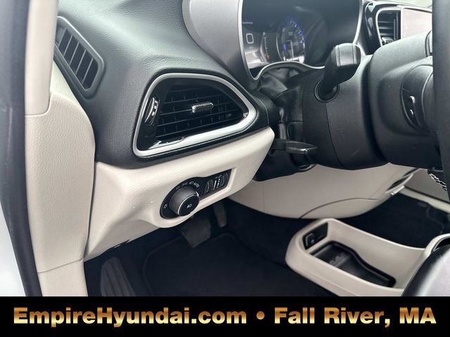 Used 2023 Chrysler Pacifica Touring-L image 22