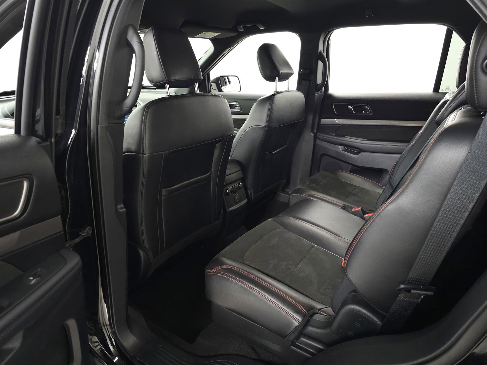 Used 2018 Ford Explorer XLT w/ Equipment Group 202A image 27