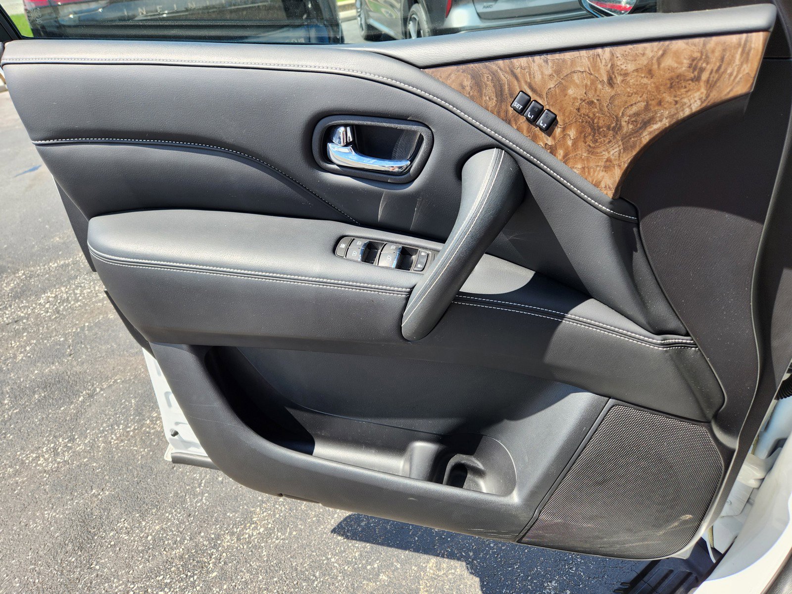 Certified 2024 INFINITI QX80 Premium Select w/ Cargo Package image 24