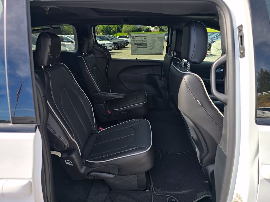 New 2027 Chrysler Pacifica Limited AWD/4WD image 26