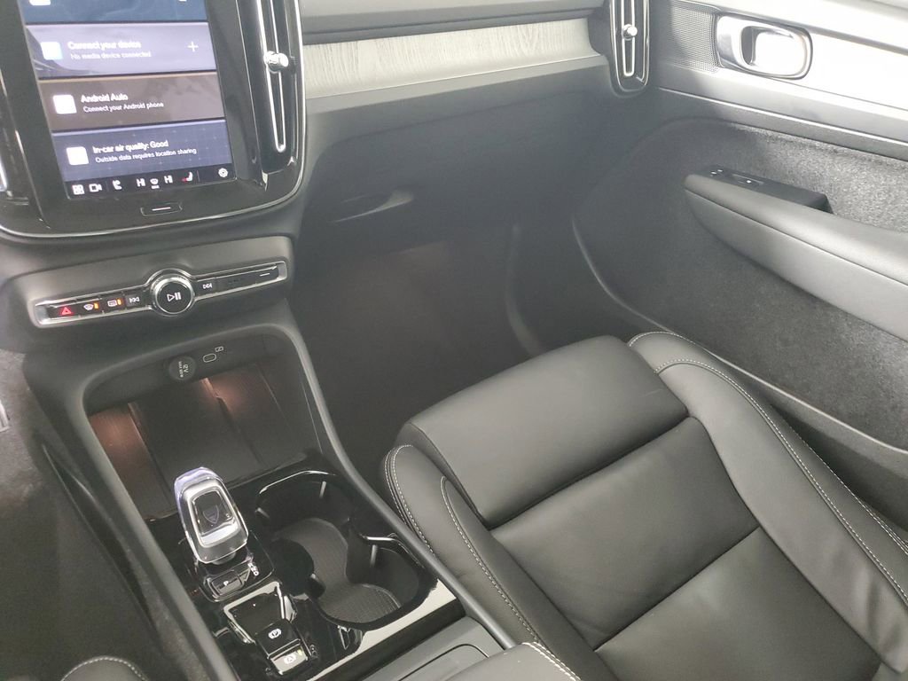 Certified 2025 Volvo XC40 B5 Plus image 18