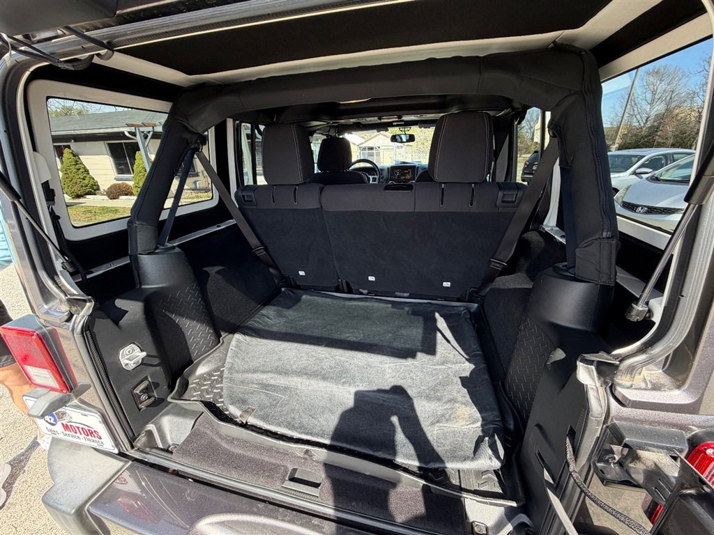 Used 2016 Jeep Wrangler Unlimited Sahara image 13