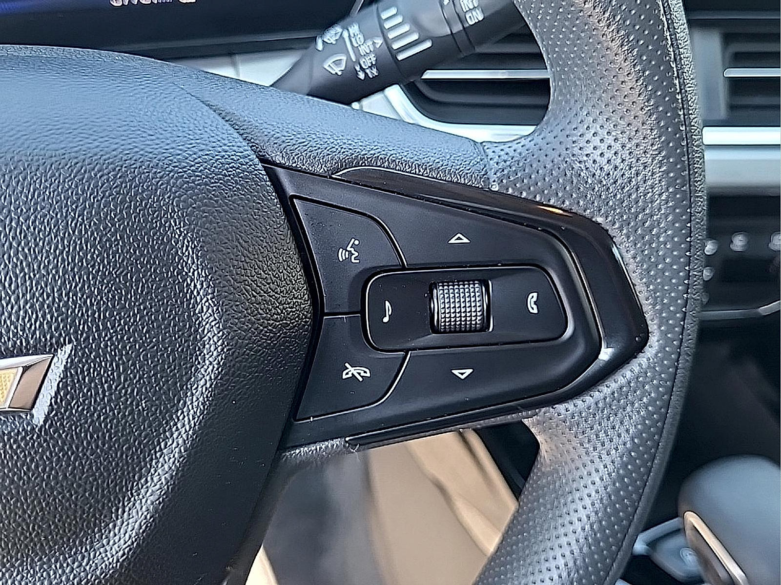Used 2025 Chevrolet Trax LT FWD image 18