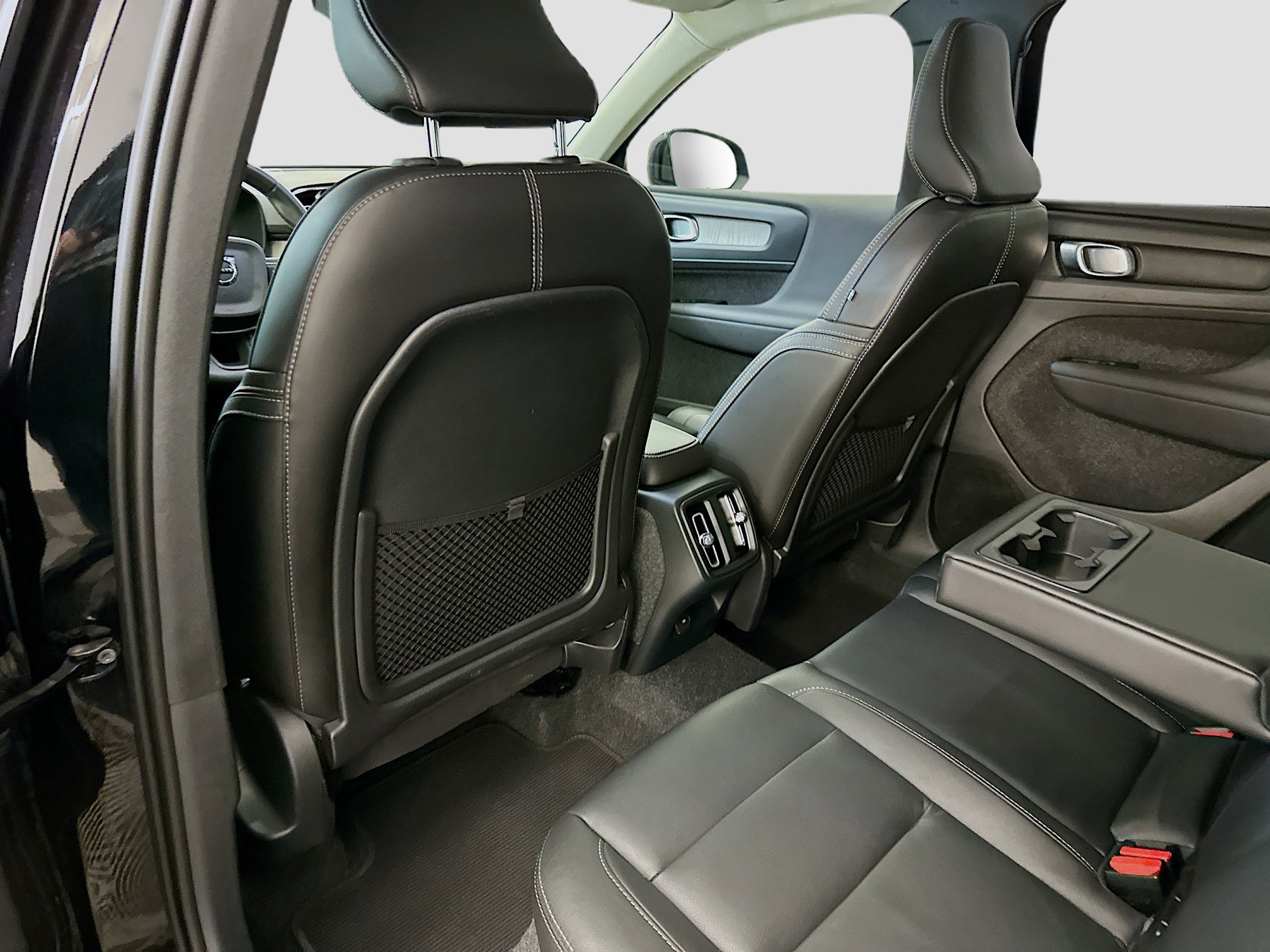 Used 2025 Volvo XC40 B5 Plus image 29