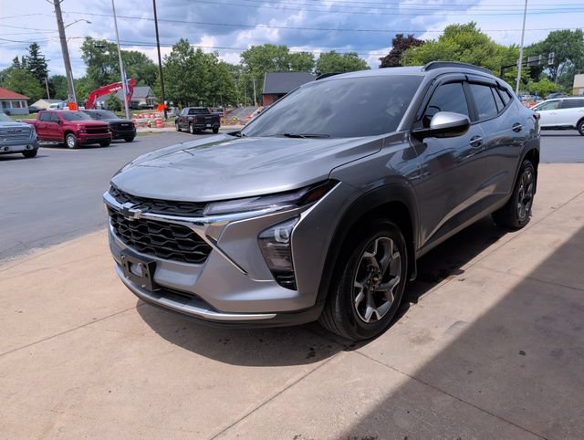 Used 2025 Chevrolet Trax LT FWD image 3