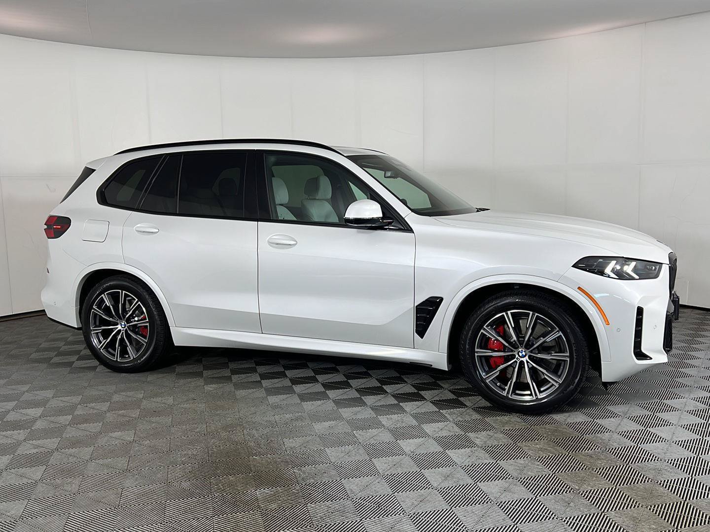 Used 2026 BMW X5 xDrive50e w/ M Sport Package AWD/4WD image 3