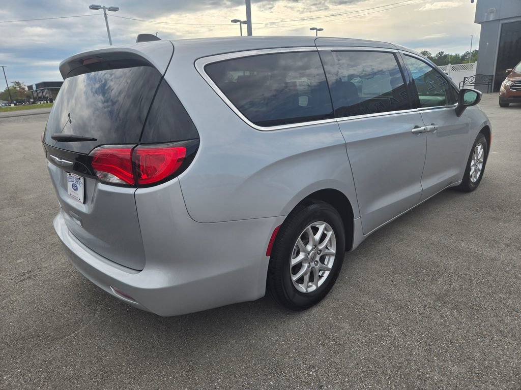 Used 2023 Chrysler Voyager LX FWD image 4
