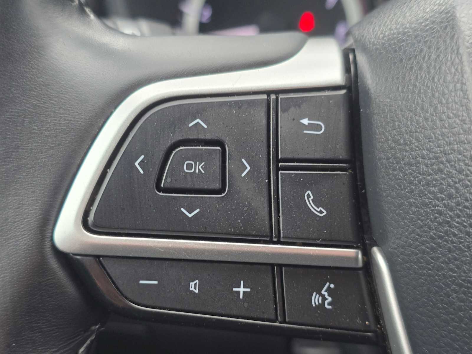 Used 2023 Toyota Highlander LE AWD/4WD image 40