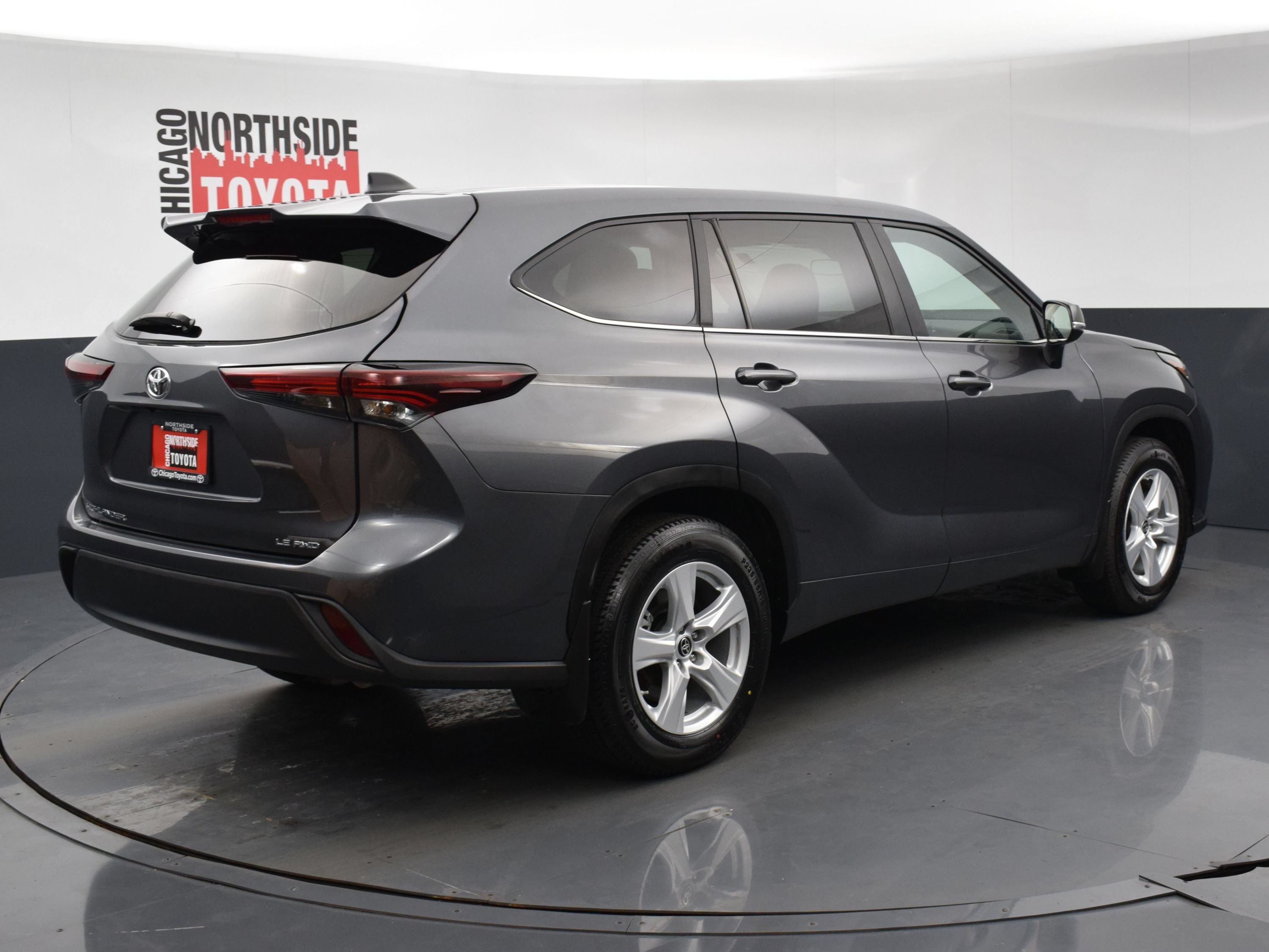 Used 2024 Toyota Highlander LE AWD/4WD image 4