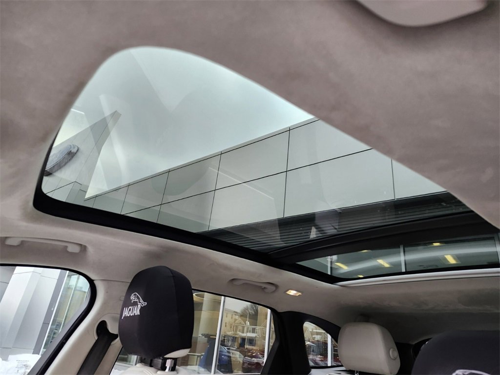 Used 2019 Jaguar F-PACE Prestige image 19