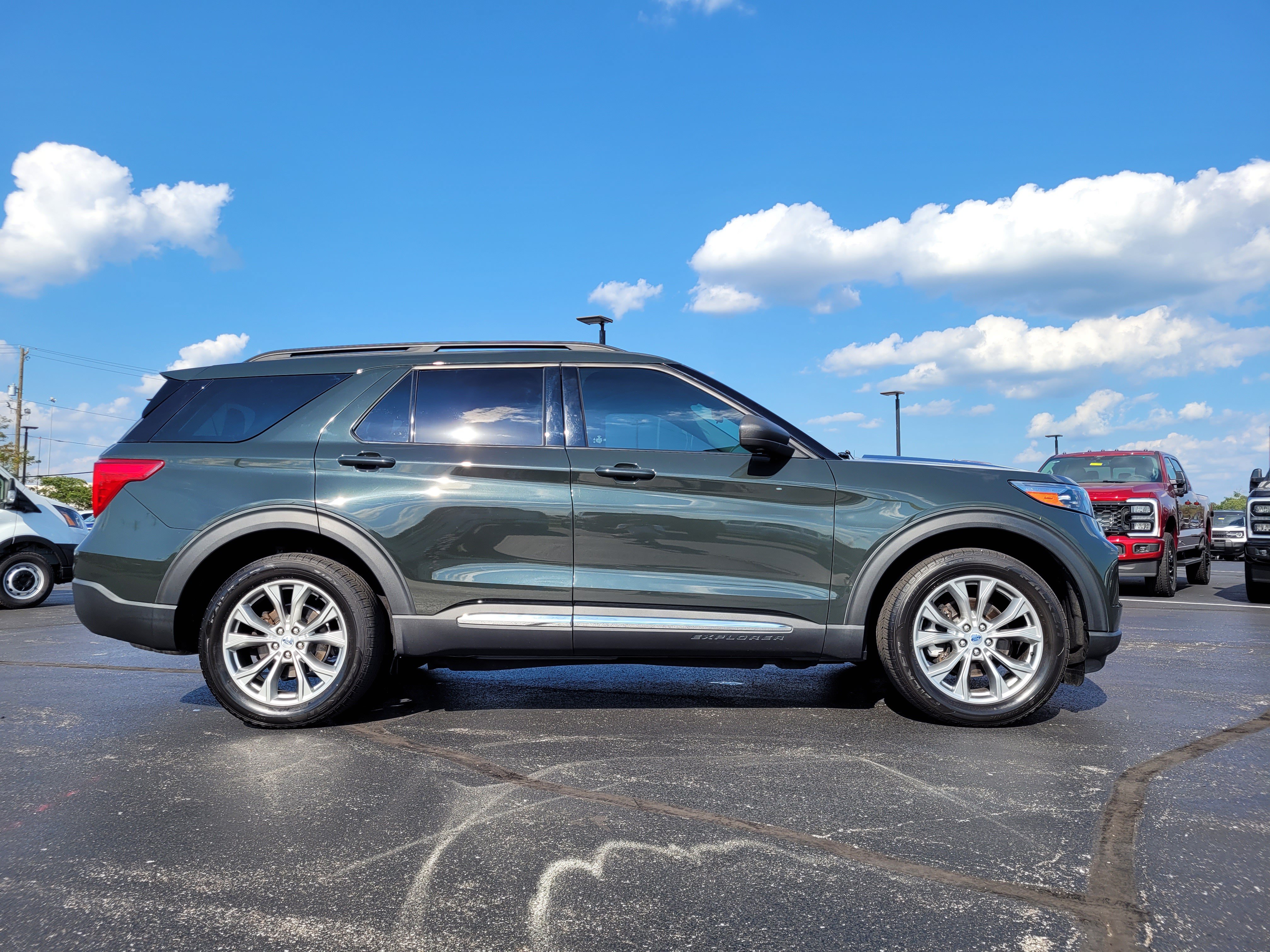 Used 2022 Ford Explorer XLT w/ Equipment Group 202A AWD/4WD image 2