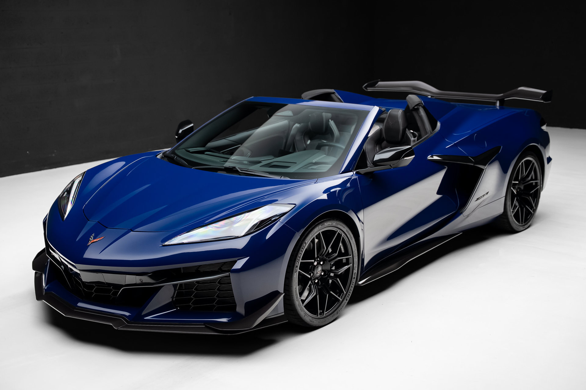 Used 2025 Chevrolet Corvette Z06 w/ Stealth Interior Trim Package RWD image 7