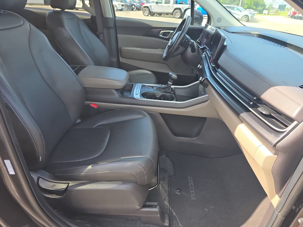 Used 2025 Kia Carnival FWD image 18