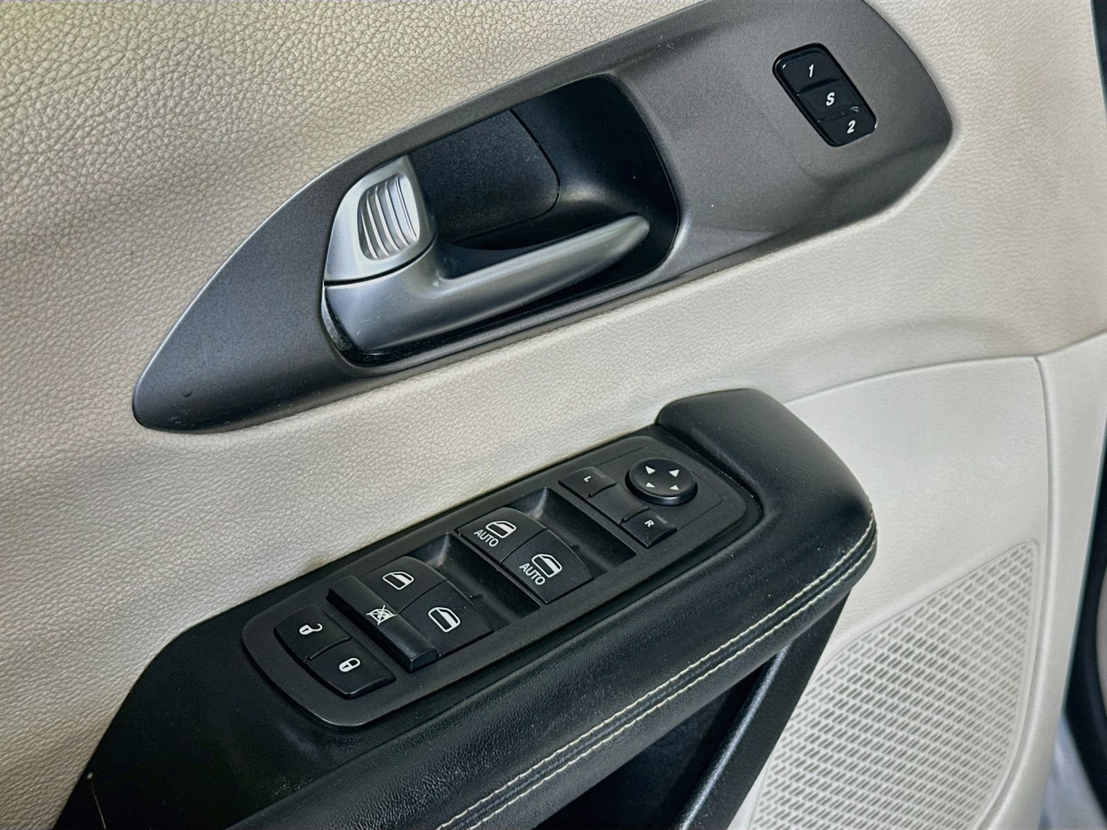 Used 2021 Chrysler Pacifica Touring-L FWD image 17