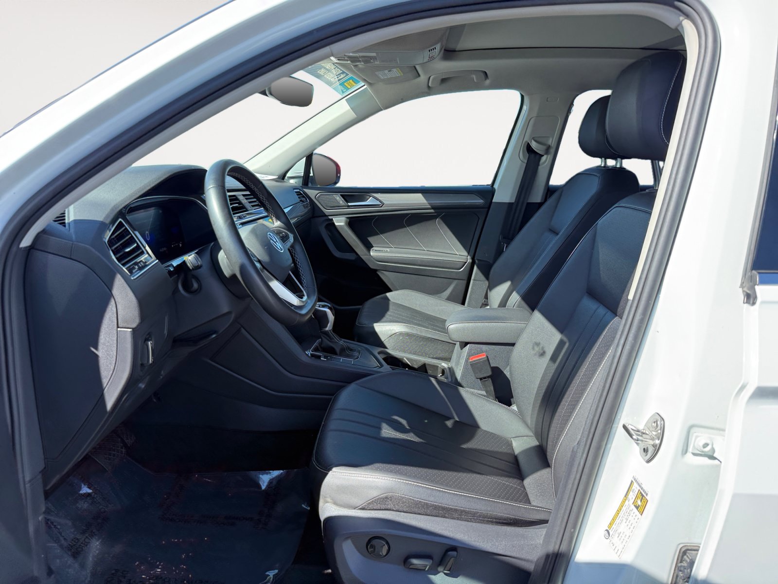 Used 2023 Volkswagen Tiguan SE w/ Panoramic Sunroof Package FWD image 10