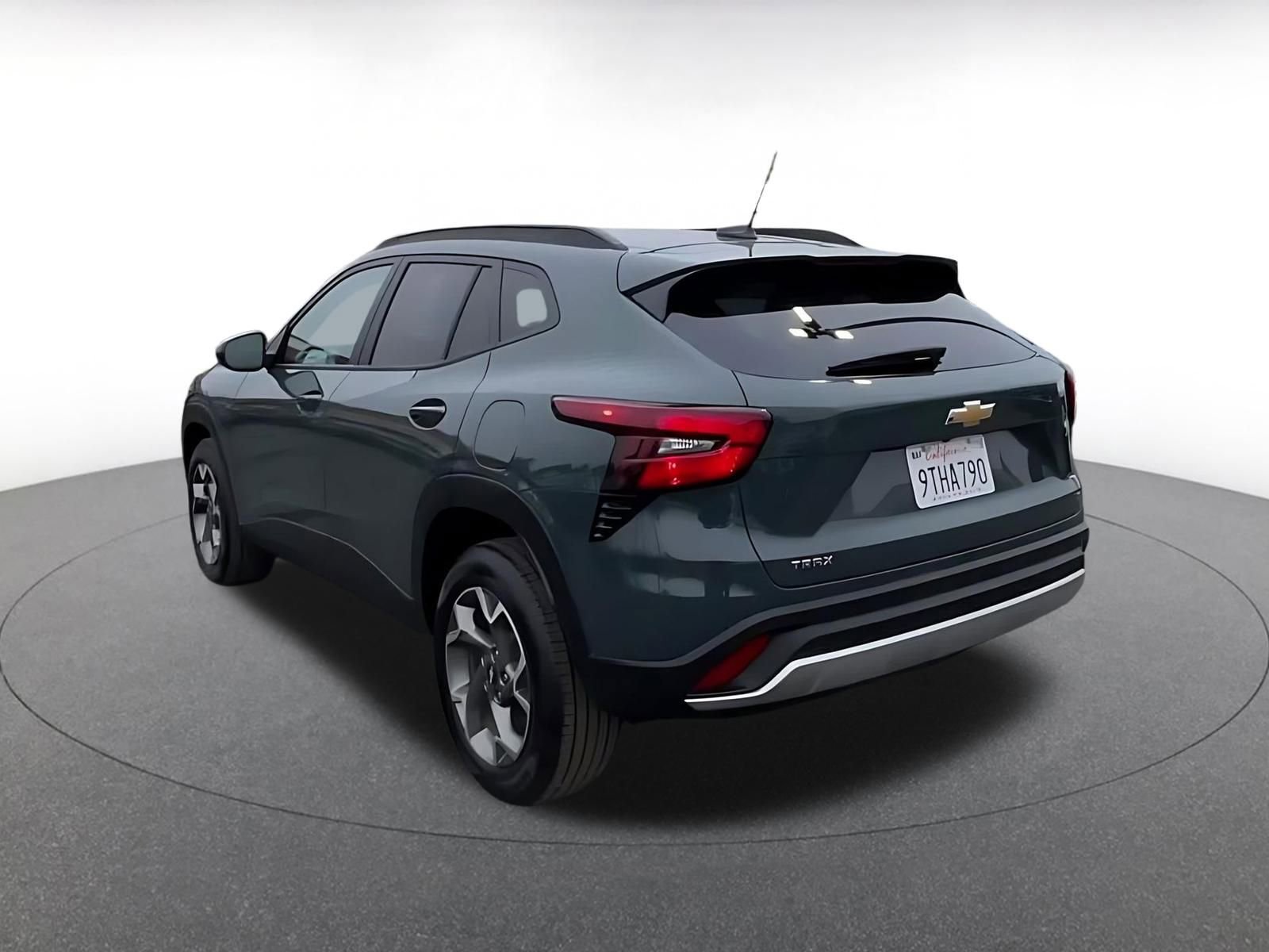 Used 2025 Chevrolet Trax LT w/ LT Convenience Package image 11