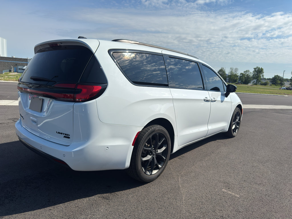 Used 2023 Chrysler Pacifica Limited w/ S Appearance Package AWD/4WD image 6
